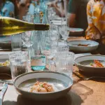 Come apparecchiare la tavola per una cena tra amici