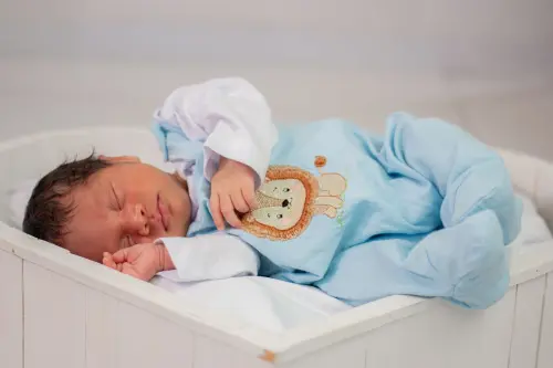 Quanto latte deve bere un neonato di 2 mesi