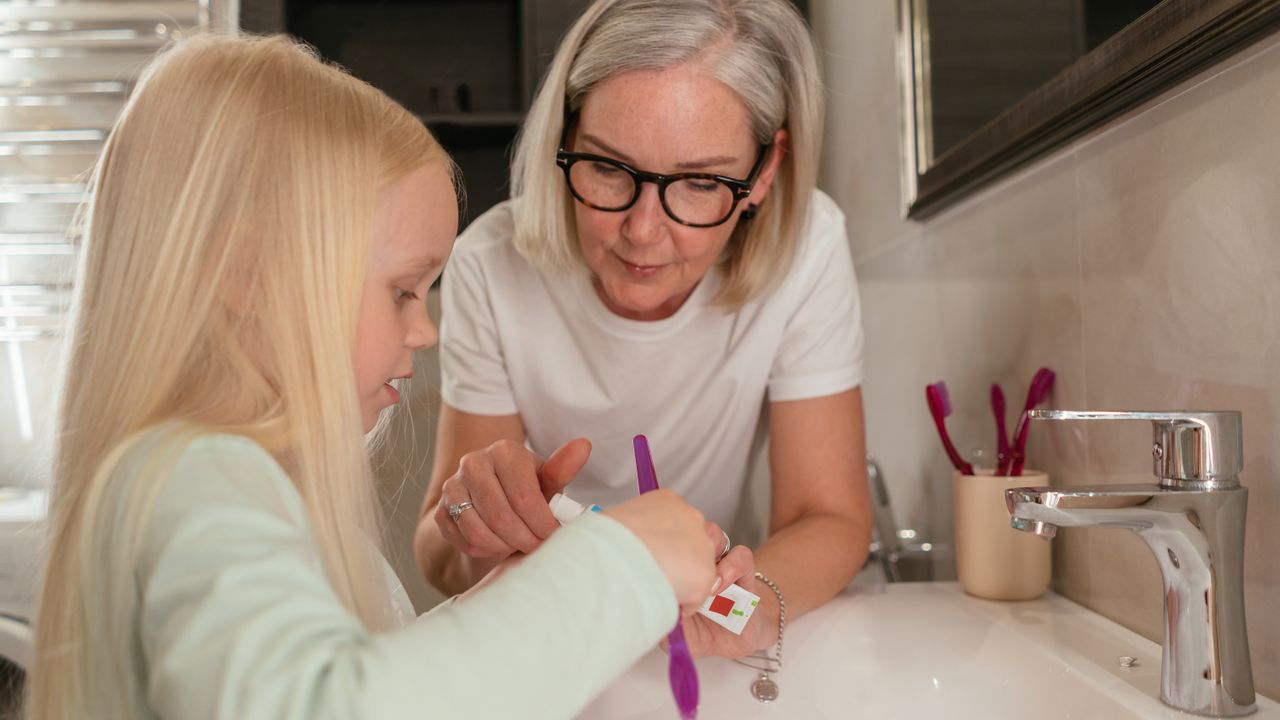 Salute dentale in famiglia: come dare il buon esempio ai figli