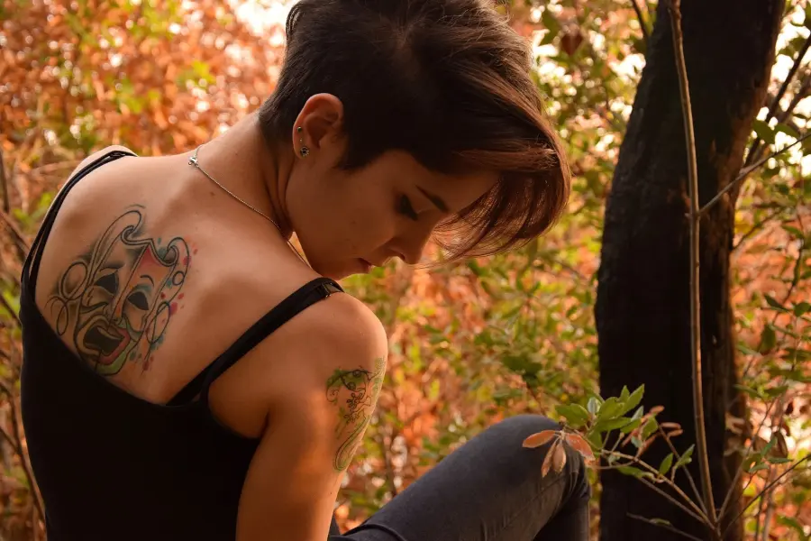 Tatuaggio in allattamento: rischi e consigli