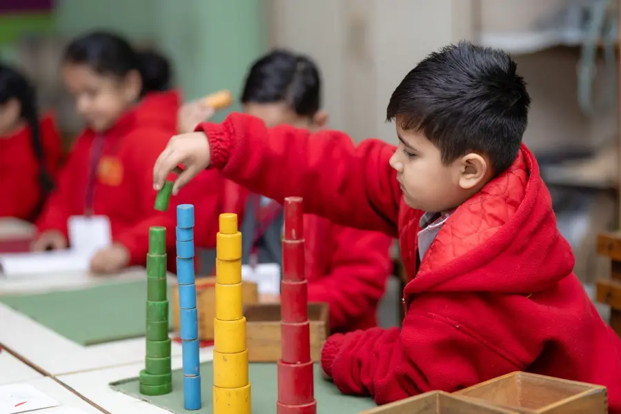 Metodo Montessori a casa: autonomia dai primi mesi