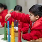 Metodo Montessori a casa: autonomia dai primi mesi