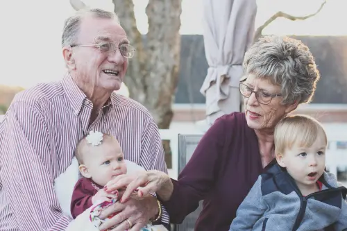 Festa dei nonni 2026: idee, lavoretti e frasi