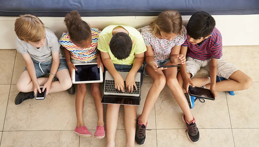 Bambini tra reale e virtuale: il rapporto con le tecnologie nell'analisi di Avg