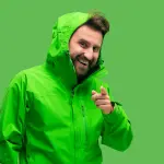 Abbigliamento antipioggia: tutte le caratteristiche e gli strumenti da considerare