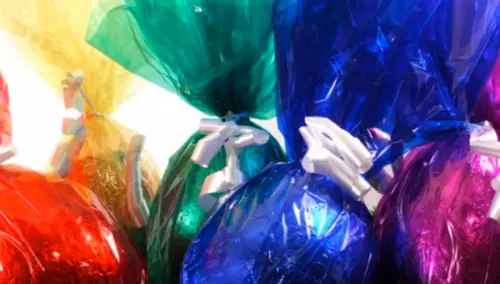 Un aquilone con la carta delle uova di Pasqua