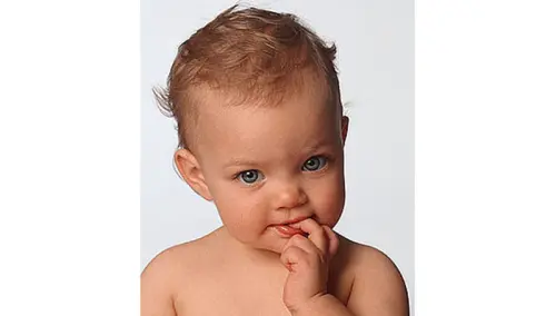 Il bimbo si mangia le unghie