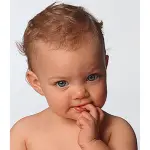 Il bimbo si mangia le unghie