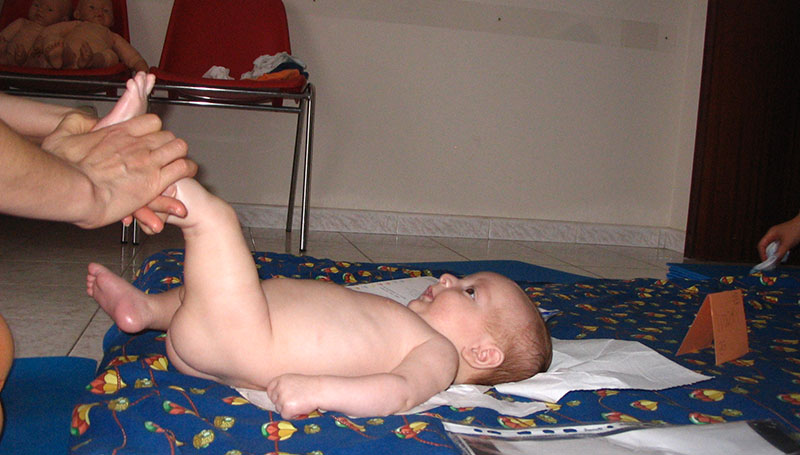 Massaggio al bebè: la bicicletta