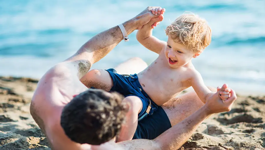 Niente panico per le mani sporche dei figli: la terra rinforza lo stomaco