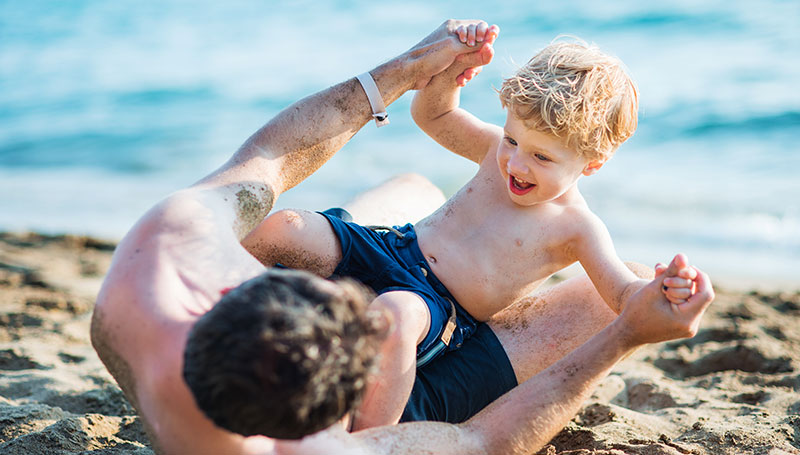 Niente panico per le mani sporche dei figli: la terra rinforza lo stomaco