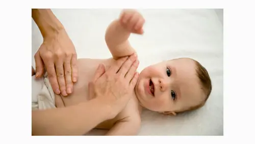 Il massaggio del pancino per alleviare le coliche