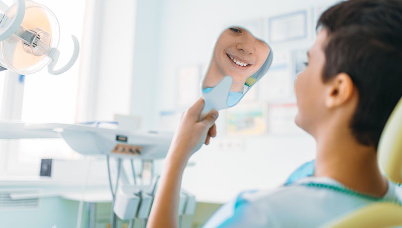 Filo interdentale già da piccoli