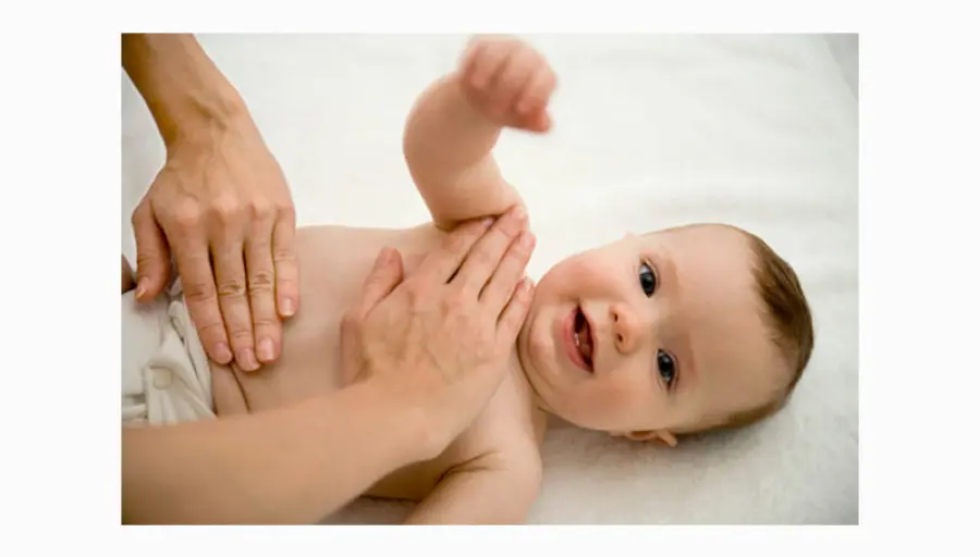 Il massaggio del pancino per alleviare le coliche