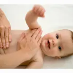 Il massaggio del pancino per alleviare le coliche