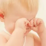 E’ neonata e gli lacrima un occhio