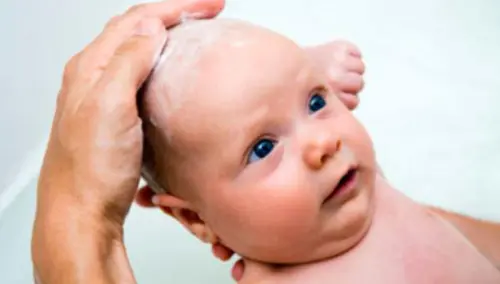 Come controllare le “fontanelle” e prendersi cura della testolina del neonato