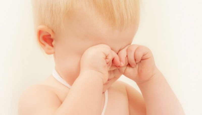 E’ neonata e gli lacrima un occhio