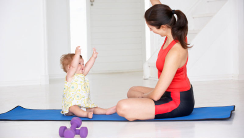 Mamme in forma dopo le feste: esercizi per pancia e fianchi