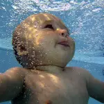 Nuoto per neonati: si migliora l’agilità e i riflessi Nuoto per neonati: si migliora l’agilità e i riflessi