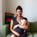 “One Day Young”: il progetto fotografico che immortala mamme e neonati a 24 ore dal parto