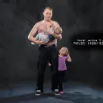 Uomini che allattano al seno: la campagna fotografica