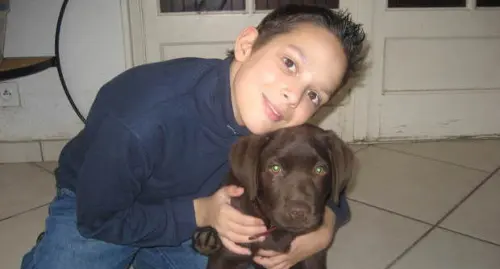 Figlio malato di cancro, i colleghi gli regalano le loro ferie. Presto sarà legge