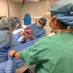 Gemelline nascono mano nella mano