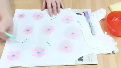 Fare una maglietta originale per la vostra bambina in soli 5 minuti