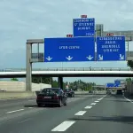 Genitori in vacanza dimenticano la loro figlia di 3 anni in autogrill