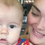 Viene insultata perchè sta allattando, suo figlio di 6 anni la difende