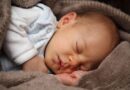 Eruzioni cutanee: i puntini rossi sul viso del bambino